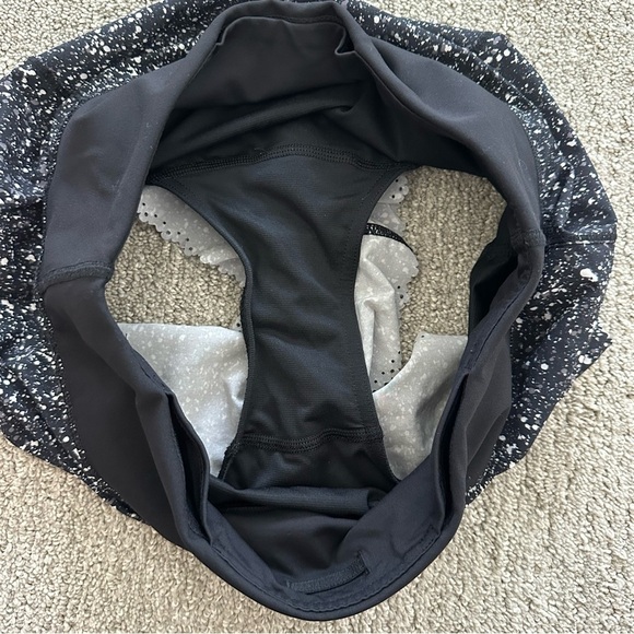 LULULEMON FAST AS LIGHT SHORT SPLATTER WHITE/BLACK SIZE 4 - Picture 11 of 11